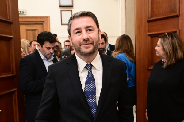 Στο εντευκτήριο της Βουλής ο Ανδρουλάκης