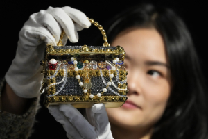 Έργα τέχνης, κοσμήματα και ρούχα από τη συλλογή του Καρλ Λάγκερφελντ πωλούνται σε δημοπρασία