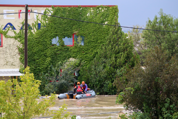 Κακοκαιρία Daniel: «Καταφύγιο» στο γυμναστήριο της Λάρισας για πλημμυροπαθείς από Αρμένιο και Σωτήριο