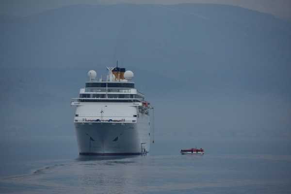 Στο Λαύριο το ένα απο τα οκτώ κρουαζιερόπλοια που ήταν να δέσουν στον Πειραιά