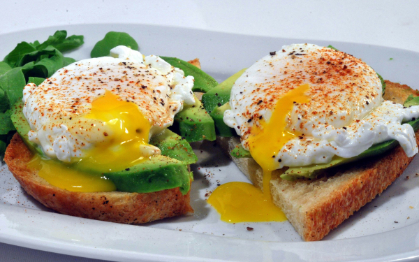 Τι αλλαγές θα δείτε στο σώμα σας αν τρώτε αυγά με αβοκάντο κάθε πρωί