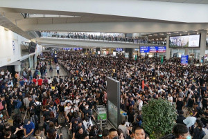 Χονγκ Κονγκ: Ακυρώσεις πτήσεων λόγω καθιστικής διαμαρτυρίας - Με εκτοξευτήρα νερού απαντά η αστυνομία (vids)