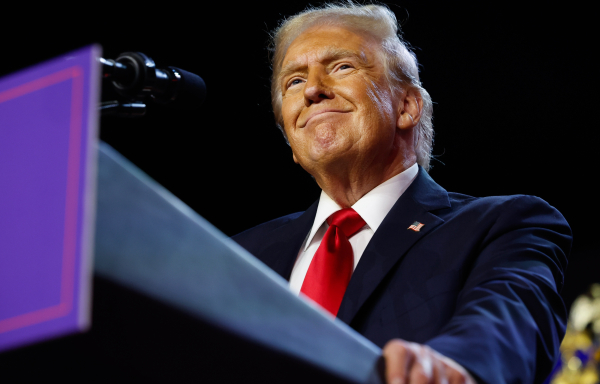 Ποιος και γιατί πληρώνει 15 εκατ. δολάρια τον Τραμπ