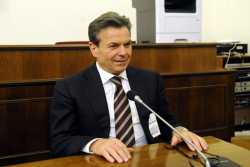Γης μαδιάμ το γραφείο του Πετρόπουλου