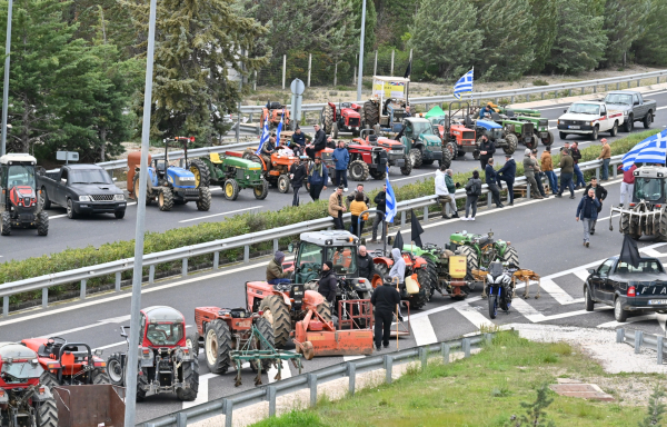 Δεν κάνουν πίσω οι αγρότες στα Χανιά: Κλιμακώνουν με μπλόκα και συγκέντρωση στην Εφορία