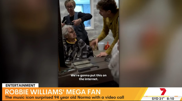 Ο Ρόμπι Γουίλιαμς έκανε έκπληξη σε 94χρονη θαυμάστριά του (βίντεο)