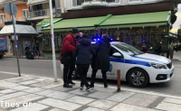 Θεσσαλονίκη: Επιτέθηκε σε άτομο με πρόβλημα όρασης μέσα στο λεωφορείο (βίντεο)