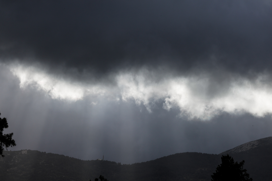 «Συνεχόμενα βαρομετρικά χαμηλά»: Έρχεται χειμωνιάτικη κακοκαιρία με καταιγίδες και χιόνια