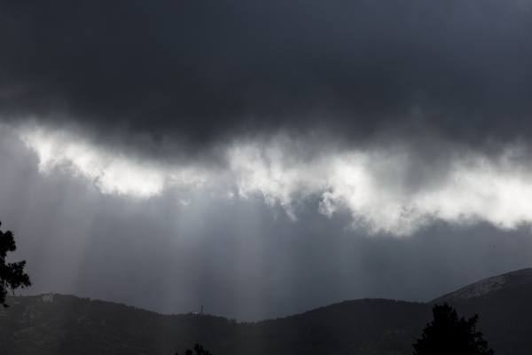 «Συνεχόμενα βαρομετρικά χαμηλά»: Έρχεται χειμωνιάτικη κακοκαιρία με καταιγίδες και χιόνια