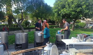 Ρέθυμνο: Αγροτοκτηνοτρόφοι μοίρασαν βραστό κρέας σε πολίτες (Εικόνες - Βίντεο)