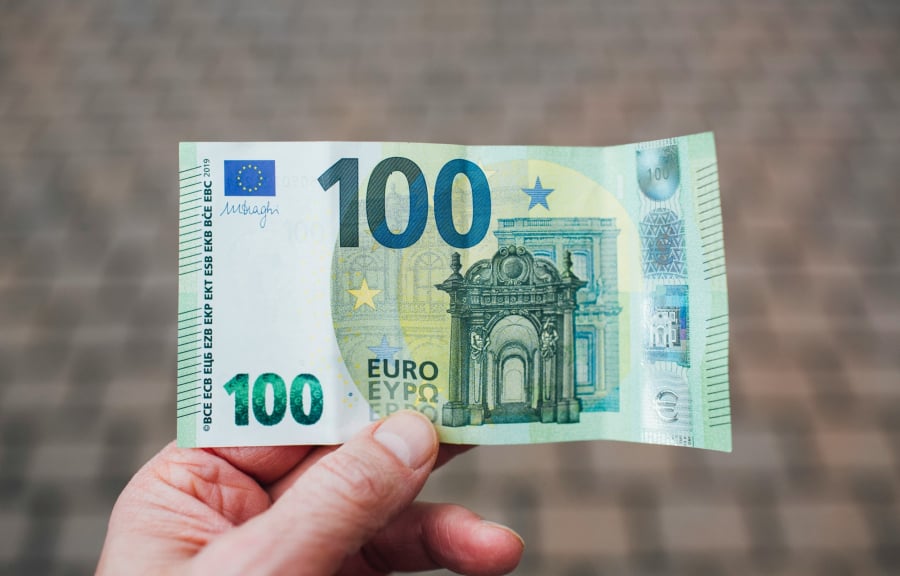 Πότε πληρώνεται το επίδομα των 100 ευρώ