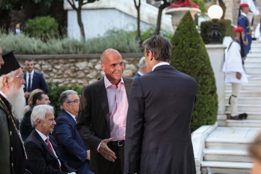 «Μπιφ»... με μαντινάδες για Μητσοτάκη - Βαρουφάκη