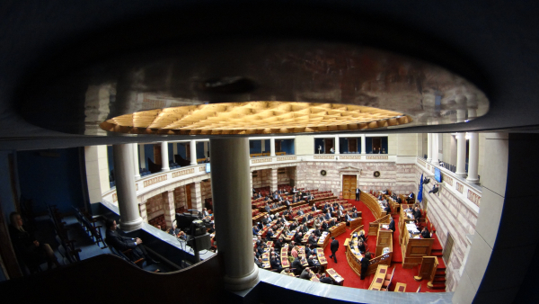Συζήτηση και ψηφοφορία στη Βουλή για άρση ασυλίας 13 βουλευτών της ΝΔ