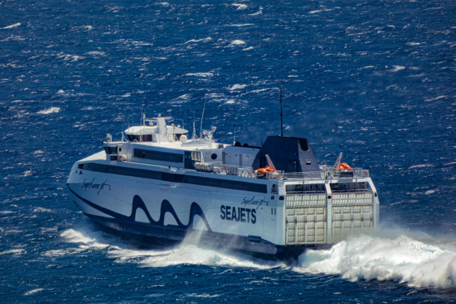 Νάξος: Αδύνατη η προσέγγιση του πλοίου Super Runner Jet - Ταλαιπωρία για 134 επιβάτες