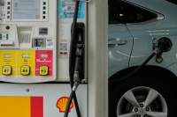 Παγκόσμιο κύμα μειώσεων φόρων στα καύσιμα