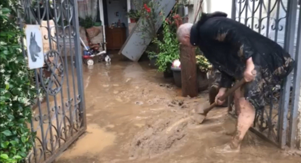 Ακραία καιρικά φαινόμενα στη Θεσσαλονίκη: Σε απόγνωση οι κάτοικοι με τη νέα υπερχείλιση ρέματος