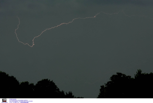 Φωτιά στην Ηλεία μετά από πτώση κεραυνού