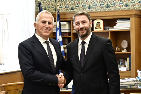 Στο ΠΑΣΟΚ και επισήμως ο Αποστολάκης: «Ανταποκρίνομαι στην πρόσκληση για συστράτευση για το καλό της χώρας»