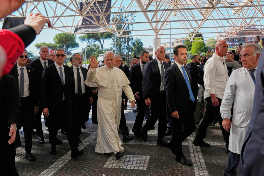 Χειρουργήθηκε ο πάπας Λέων: «Επιτυχής η αφαίρεση πνευμονικού όζου»