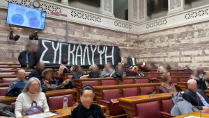 «Ντου» του Ρουβίκωνα στη Βουλή για τα Τέμπη