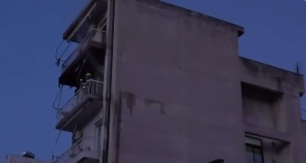 Φωτιά σε διαμέρισμα στον Ταύρο - Χωρίς τις αισθήσεις του ανασύρθηκε ένας άνδρας