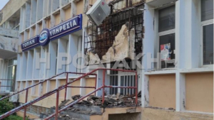 Ρόδος: Κατέρρευσε τμήμα εισόδου στο κτίριο του ΟΑΕΔ