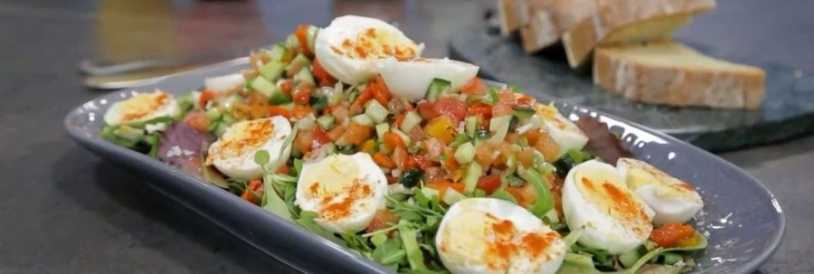 Δροσερή χορταστική αυγοσαλάτα για το πασχαλινό τραπέζι