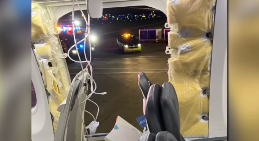 Βρέθηκε το κομμάτι του αεροπλάνου της Alaska Airlines, που είχε αποκολληθεί