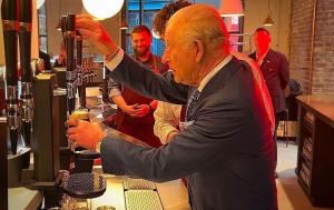 Ο Βασιλιάς Κάρολος δοκιμάζει τη τύχη του ως «μπάρμαν» (Βίντεο)