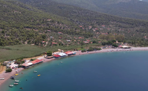 Σαν νησί του Ιονίου αλλά στην Αττική – Η παραλία με τα γαλαζοπράσινα νερά που πρέπει να δείτε