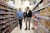 Αιφνιδιαστική επίσκεψη Μητσοτάκη σε σούπερ μάρκετ: «Η προσπάθεια για τη μείωση τιμών συνεχίζεται»