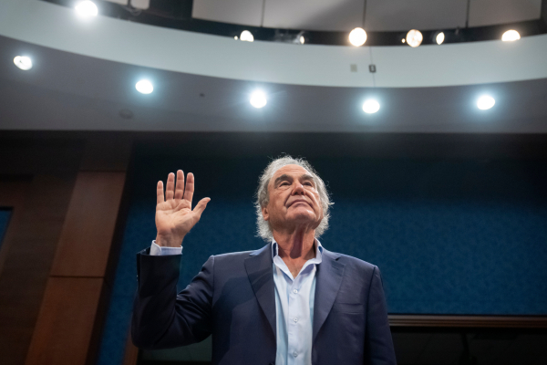 Όλιβερ Στόουν για δολοφονία Κένεντι: «Ματωμένες οι πατημασιές της CIA» (Βίντεο)