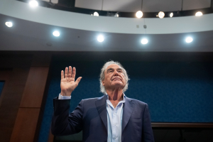 Όλιβερ Στόουν για δολοφονία Κένεντι: «Ματωμένες οι πατημασιές της CIA» (Βίντεο)