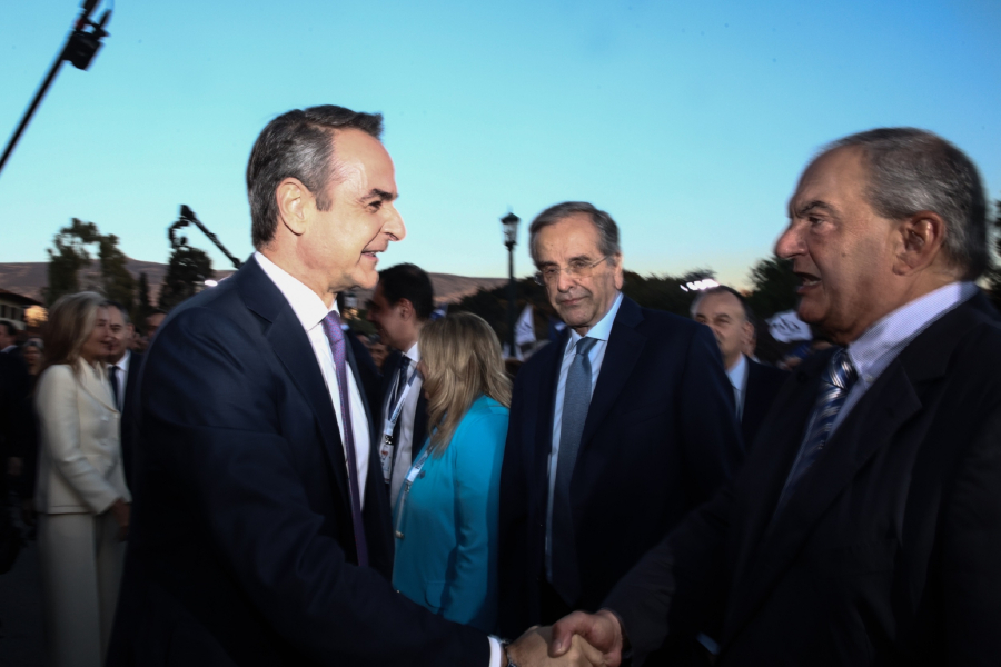 Οι 4 στους 10 ψηφοφόρους της ΝΔ δεν πιστεύουν ότι ο Καραμανλής υπονομεύει Μητσοτάκη