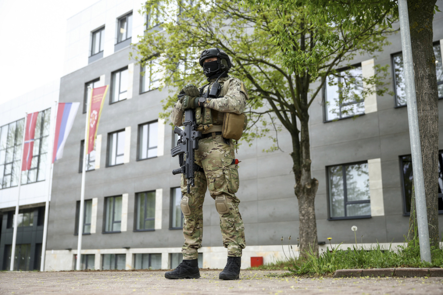 Πυροβολισμοί έξω από το κοινοβούλιο της Σερβίας (βίντεο)