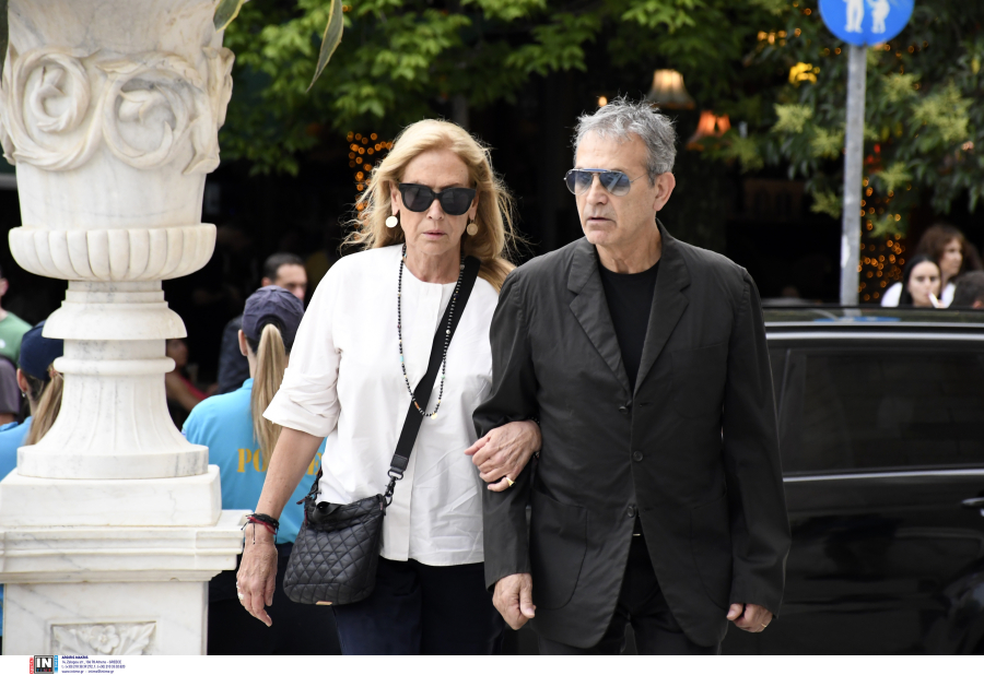 «Χτύπησε» ξανά ο Γιώργος Νταλάρας κατά δημοσιογράφων: «Κάποιες δουλειές είναι ντροπή»