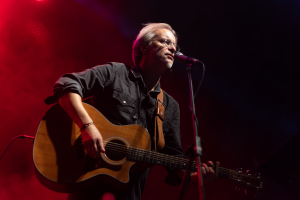 Μετά το sold out ο Μίλτος Πασχαλίδης προσθέτει και δεύτερη συναυλία στο Θέατρο Βράχων