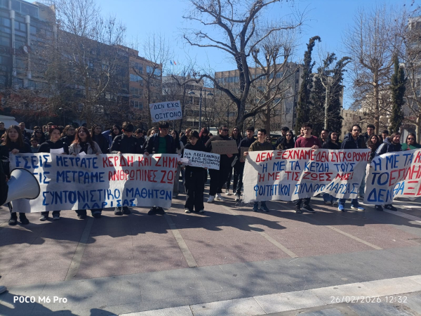 «Φύγε να σωθείς γιατί το δικό μου παιδί δεν σώθηκε»: «Γεμίζουν» τη Λάρισα μαθητές και φοιτητές για τα Τέμπη