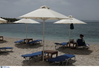 Είχαν γεμίσει τις παραλίες ξαπλώστρες σε Μύκονο, Πάρο, Ρόδο: Μόνο χτες 22 συλλήψεις για κατάληψη αιγιαλού