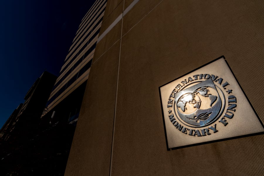 Ποια εμπόδια στην ενίσχυση της παραγωγικότητας στην Ελλάδα εντοπίζει το ΔΝΤ