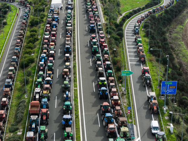 Μπλόκα αγροτών: Η κυβέρνηση ψάχνει τρόπο να σπάσει το αρραγές αγροτικό μέτωπο