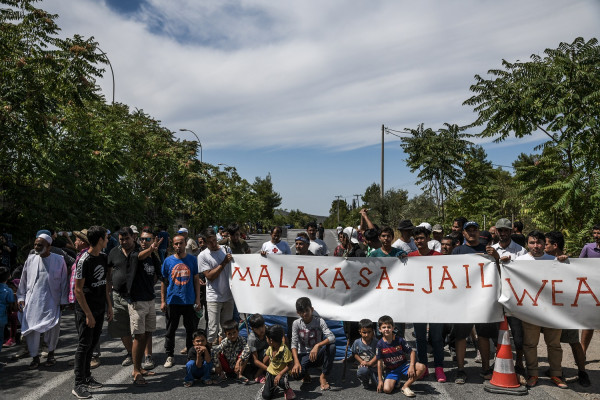 Μετανάστες έκλεισαν τον παράδρομο της Αθηνών - Λαμίας (vid)