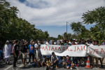 Μετανάστες έκλεισαν τον παράδρομο της Αθηνών - Λαμίας (vid)