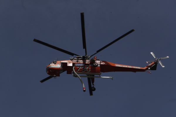 Φωτιά στη Θήβα – Επιχειρούν και εναέρια μέσα