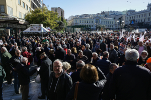 ΕΦΚΑ: Κοροϊδία με τα αναδρομικά στις συντάξεις - Από 370.000 δικαιούχους τα πήραν 20.000