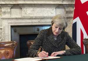 Υπέγραψε η πρωθυπουργός Μέι, ξεκινάει το Brexit