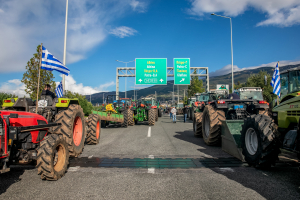 Διαχείριση της εκλογικής ζημιάς κάνει η κυβέρνηση εν μέσω μπλόκων και πυρών