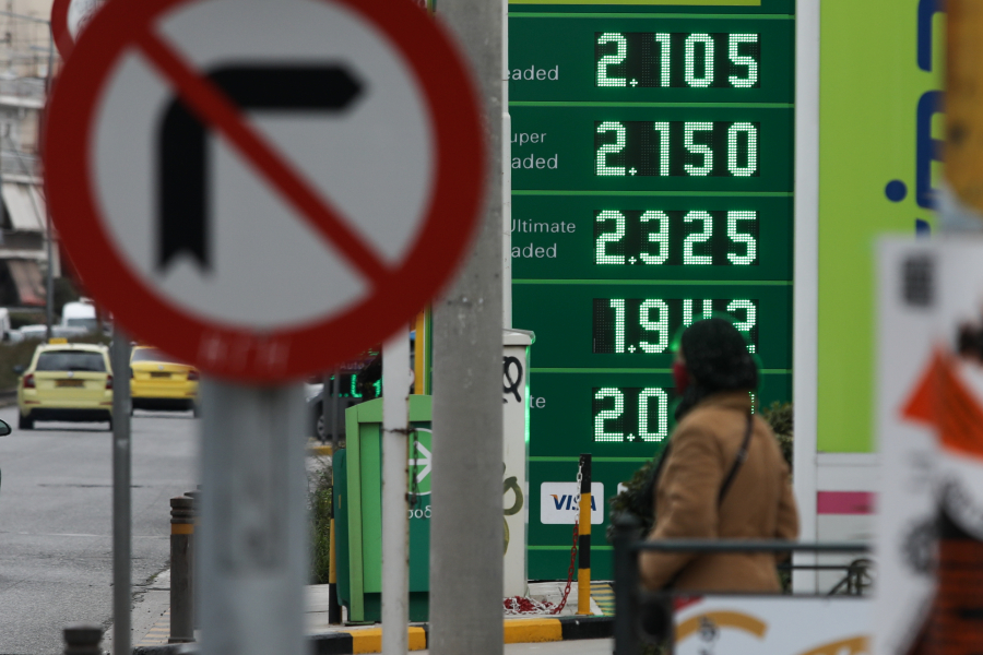 Η Επιτροπή Ανταγωνισμού ερευνά «τα μυστήρια» με την τιμή της βενζίνης: Οι αυξήσεις περνούν αμέσως, οι μειώσεις... αγνοούνται