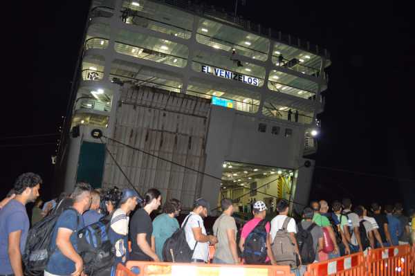 482 πρόσφυγες έχουν επιβιβαστεί στο πλοίο «Ελευθέριος Βενιζέλος» (ΑΠΕ-ΜΠΕ)