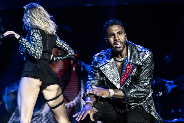 Αρνείται τις κατηγορίες σεξουαλικής παρενόχλησης ο ποπ σταρ Τζέισον Ντερούλο